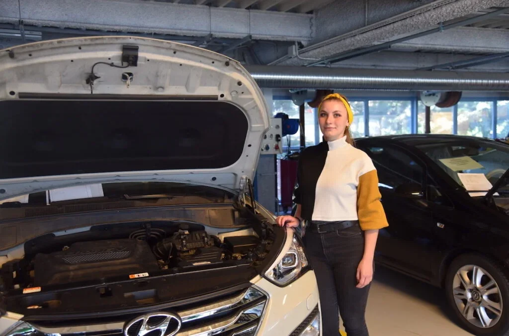 Être une (jeune) femme et apprendre la mécanique automobile